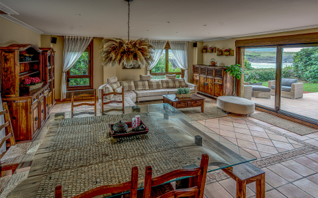 Salón/comedor con la playa en la distancia